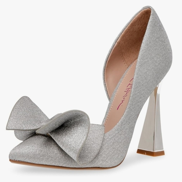 Betsey Johnson Avant Silver Bow Heels Size 6 NWT - Picture 4 of 7